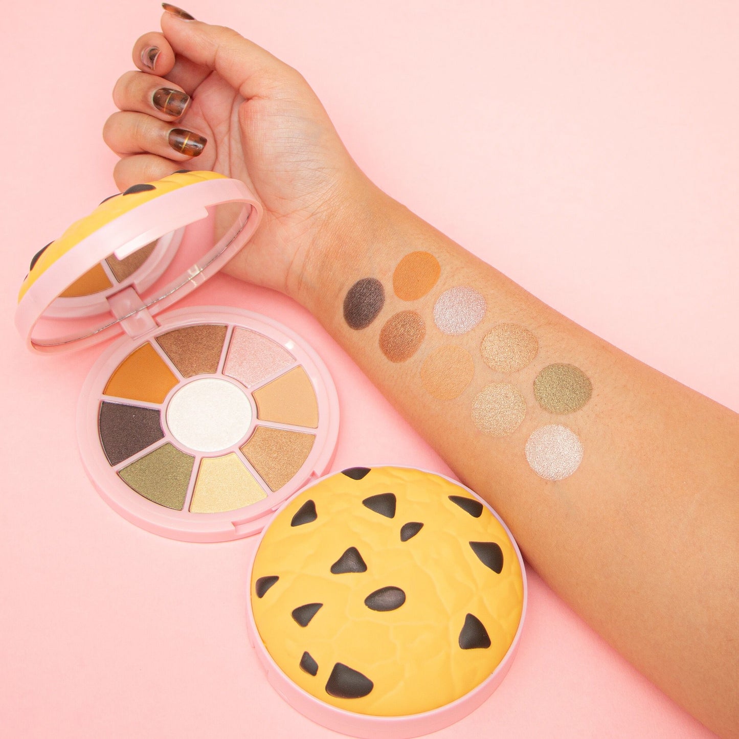 i-heart-revolution-chocolate-chip-cookie-shadow-palette-5