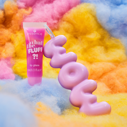 essence WHAT THE FLUFF?! Cloudy Kiss huulikiilto huulilla pehmeä kiiltävä vaaleanpunainen lopputulos